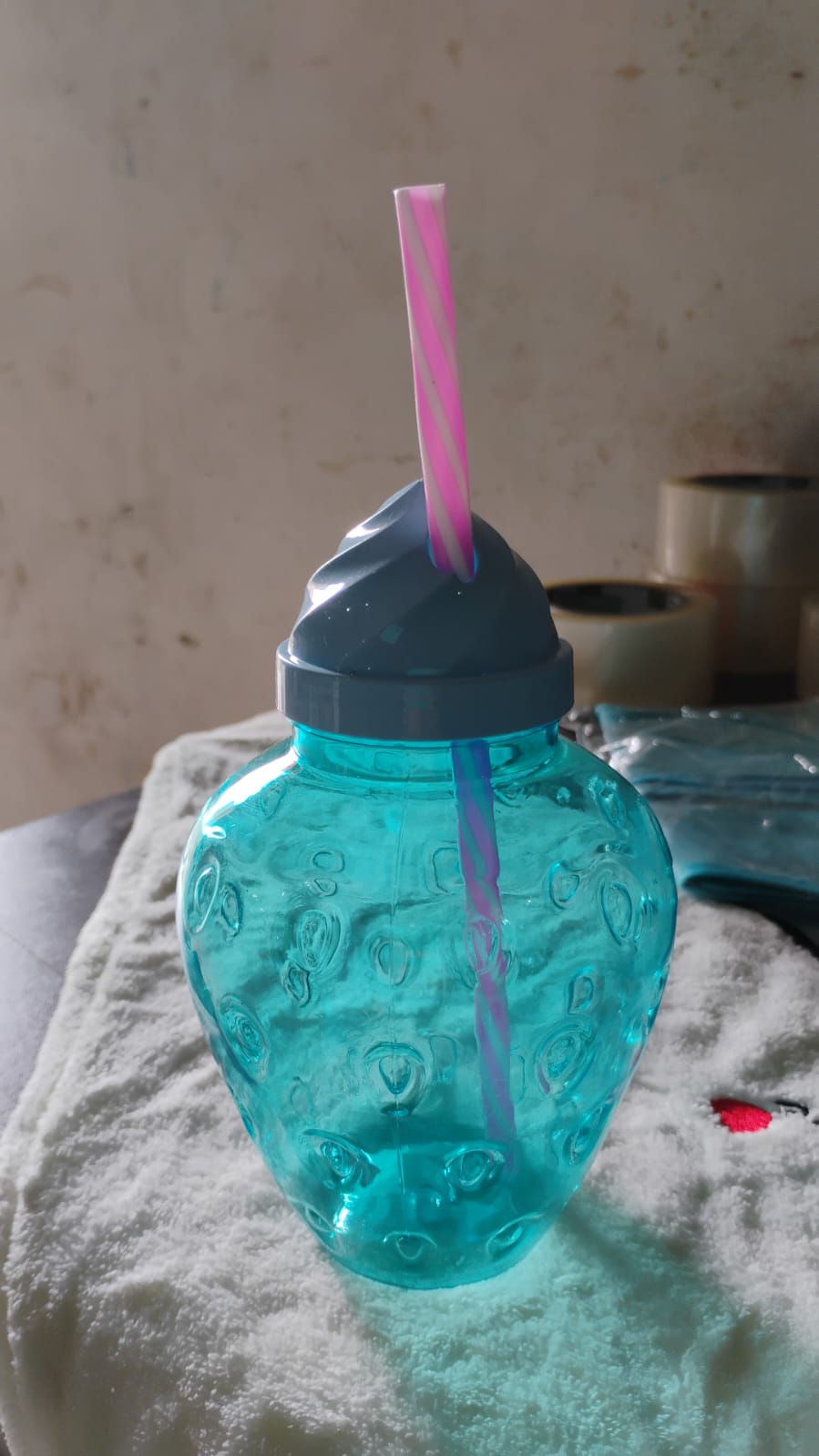 Single Plastic Drinking Cup Durable Lightweight And Easy To Use (1 Pc)